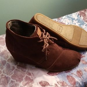 TOMS ..brown suade size 9W